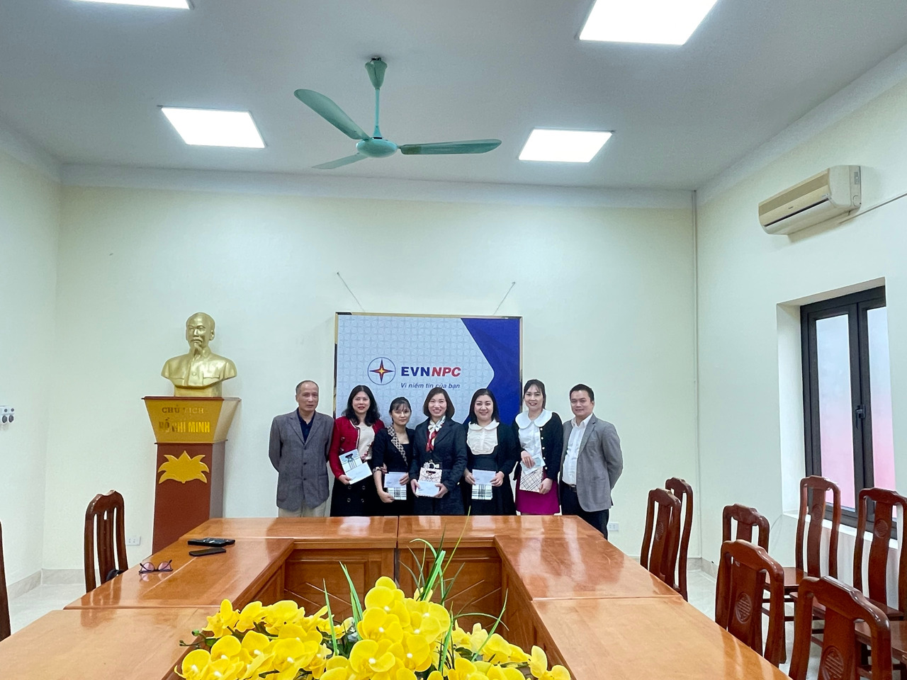 Xí nghiệp Dịch vụ Điện lực Lạng Sơn tổ chức gặp mặt nữ CBCNV nhân dịp kỷ niệm 113 năm Ngày Quốc tế phụ nữ